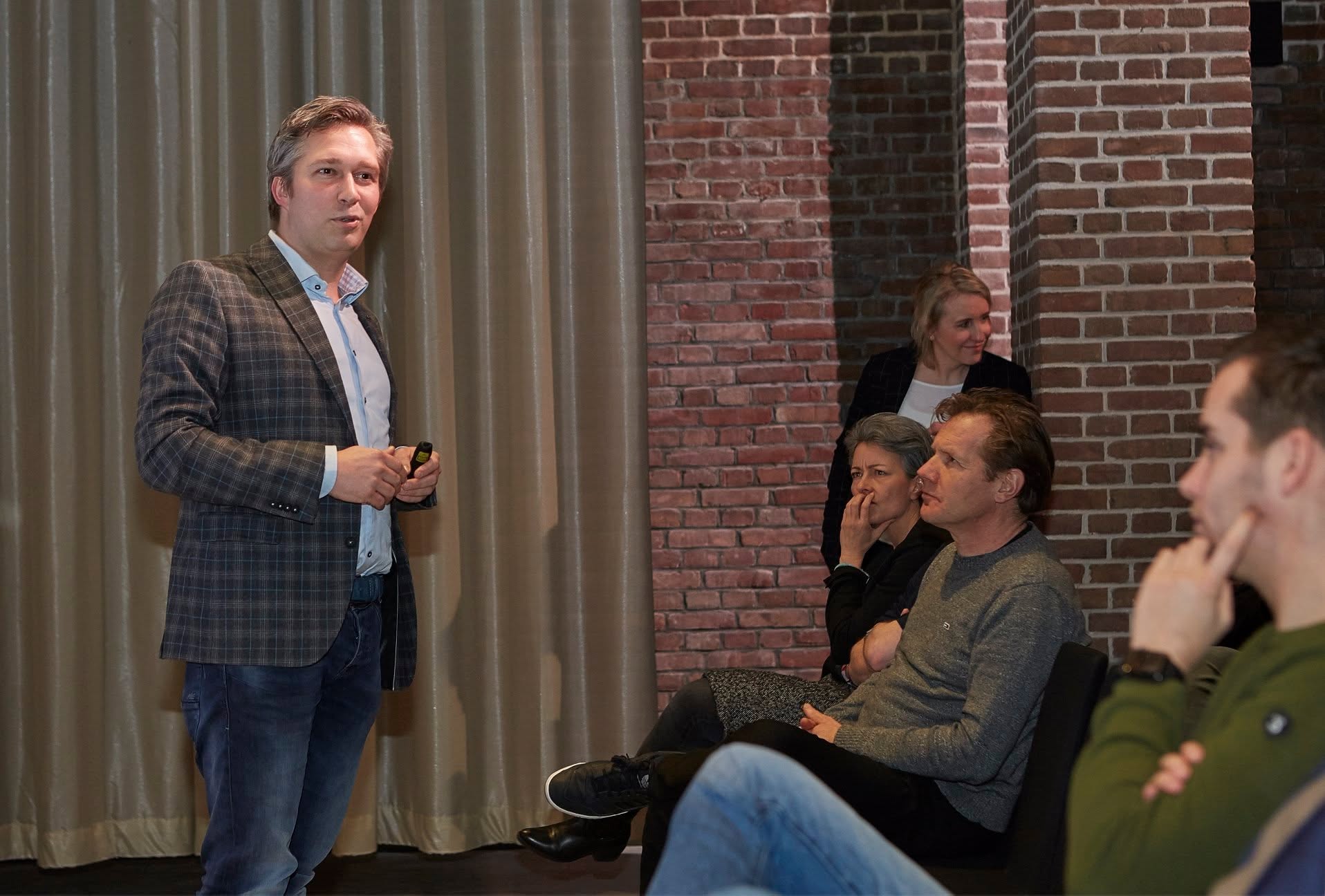 Thijs Dorssers als voorzitter tijdens een bijeenkomst bij Domus Dela